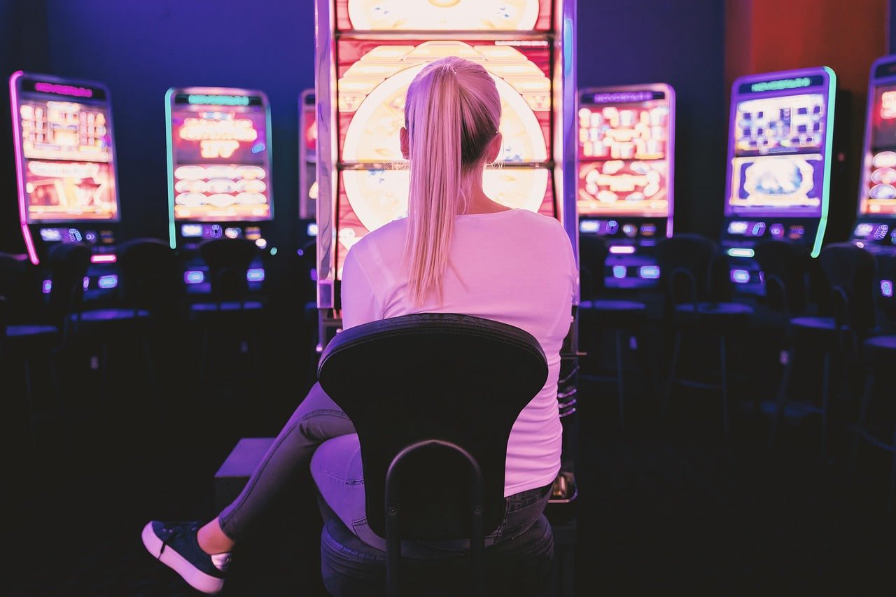 Người dùng truy cập Live Casino hy88 trên điện thoại di động